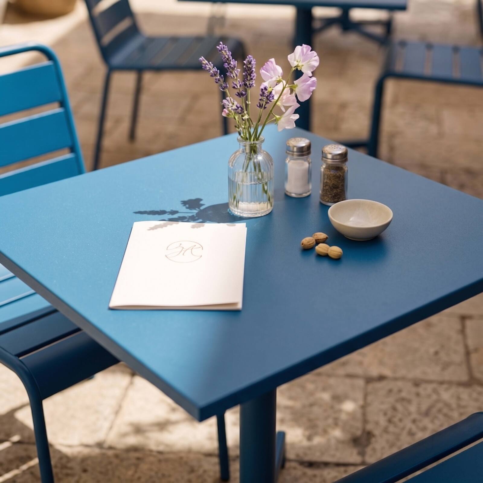 Mesa de jardín bistro cuadrada inclinable de metal con pie emprotado 70x70 cm y 2 sillas
