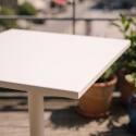 Mesa de jardín cuadrada reclinable de metal 2 a 4 personas con pie empotrado 70x70 cm