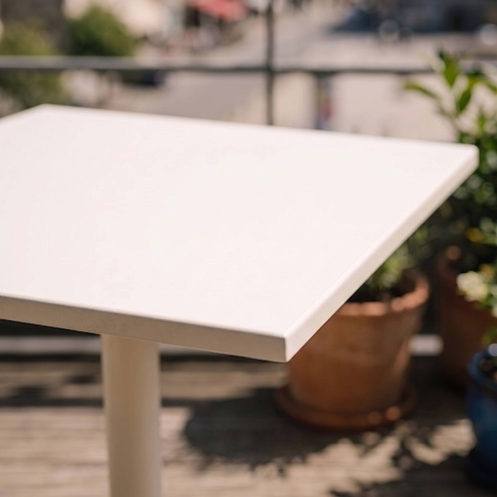 Mesa de jardín cuadrada reclinable de metal 2 a 4 personas con pie empotrado 70x70 cm