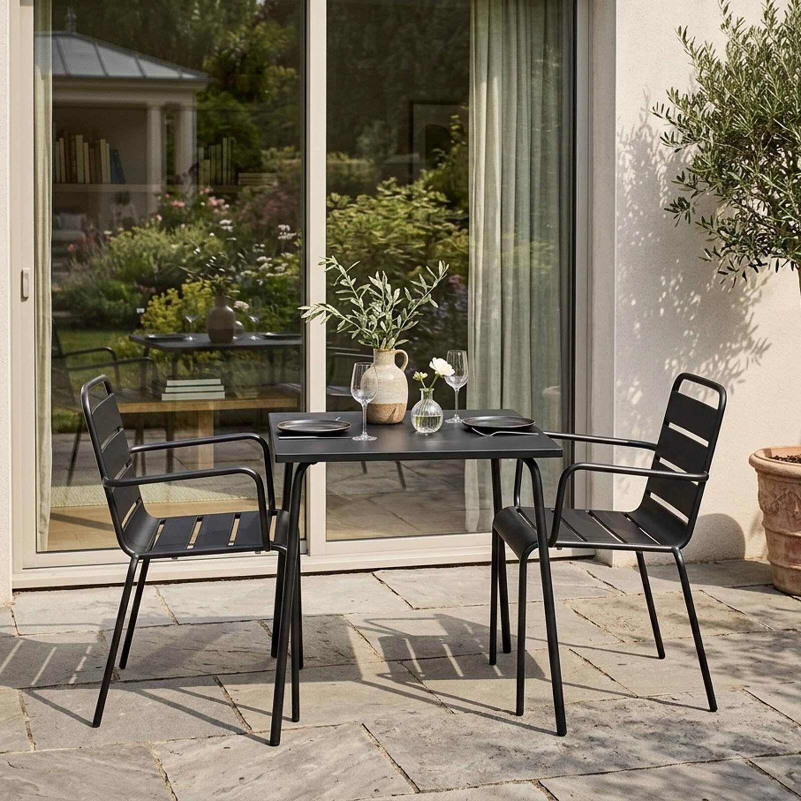 Mesa de jardín bistro cuadrada de metal 70x70 cm y 2 sillas con reposabrazos