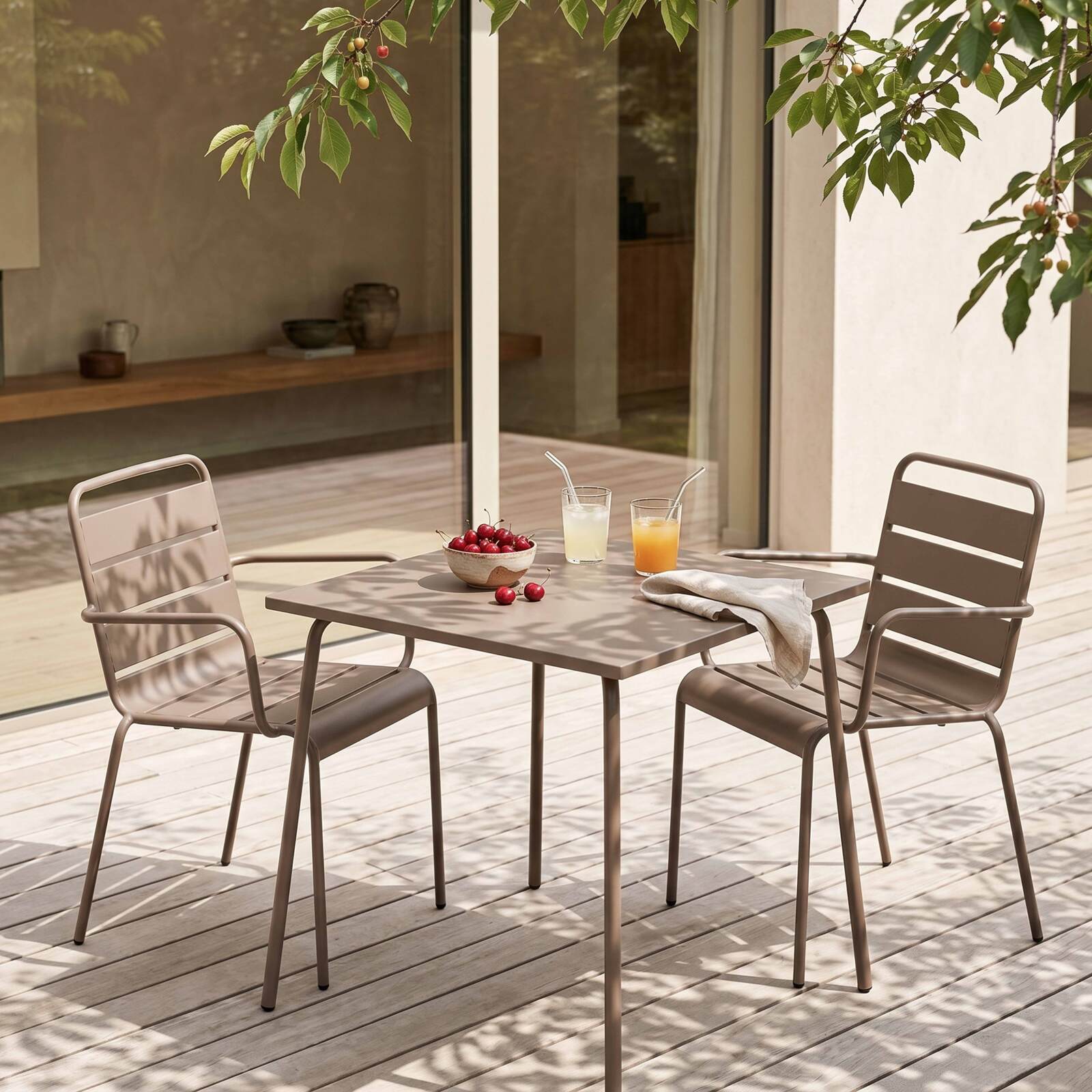 Mesa de jardín bistro cuadrada de metal 70x70 cm y 2 sillas con reposabrazos