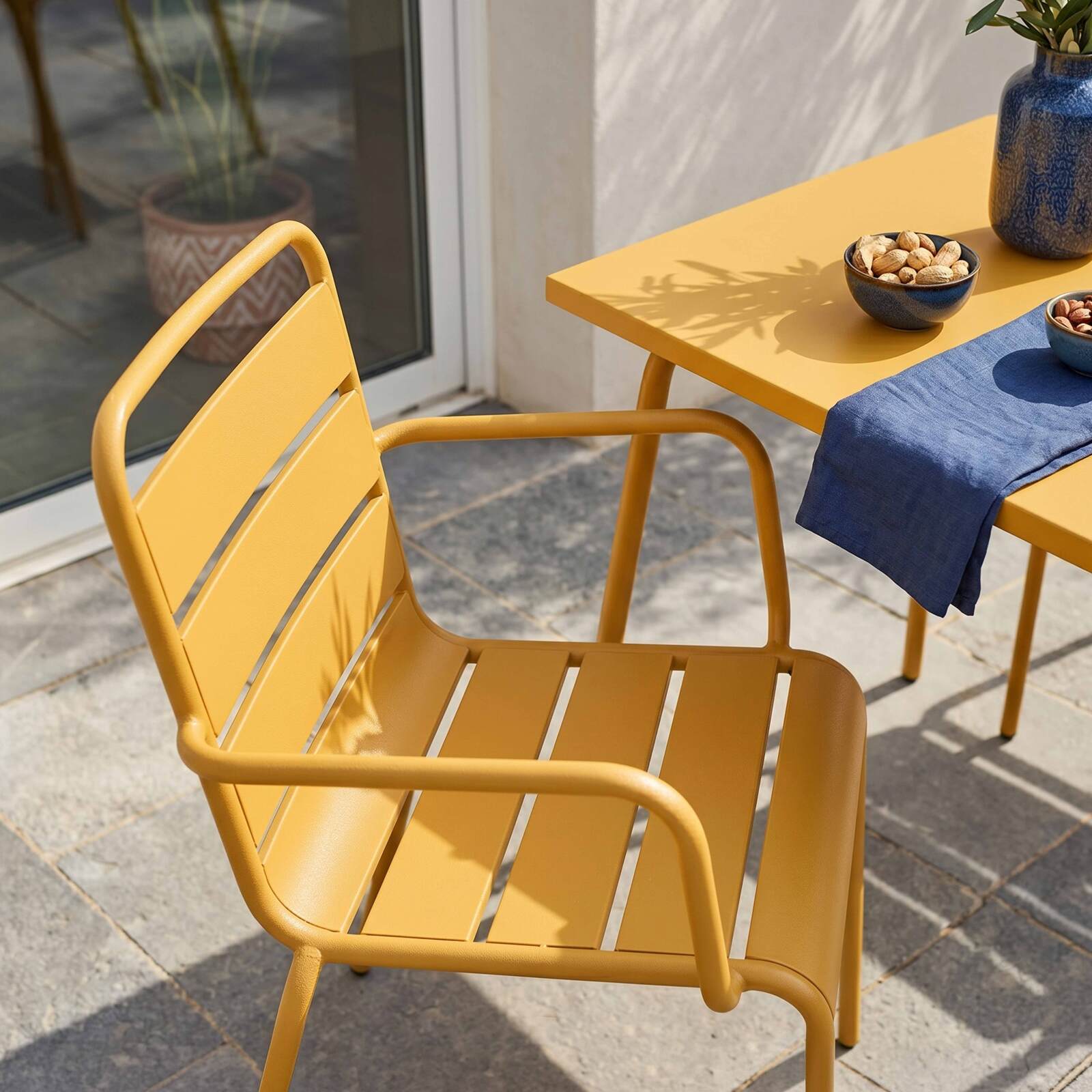 Mesa de jardín bistro cuadrada de metal 70x70 cm y 2 sillas con reposabrazos