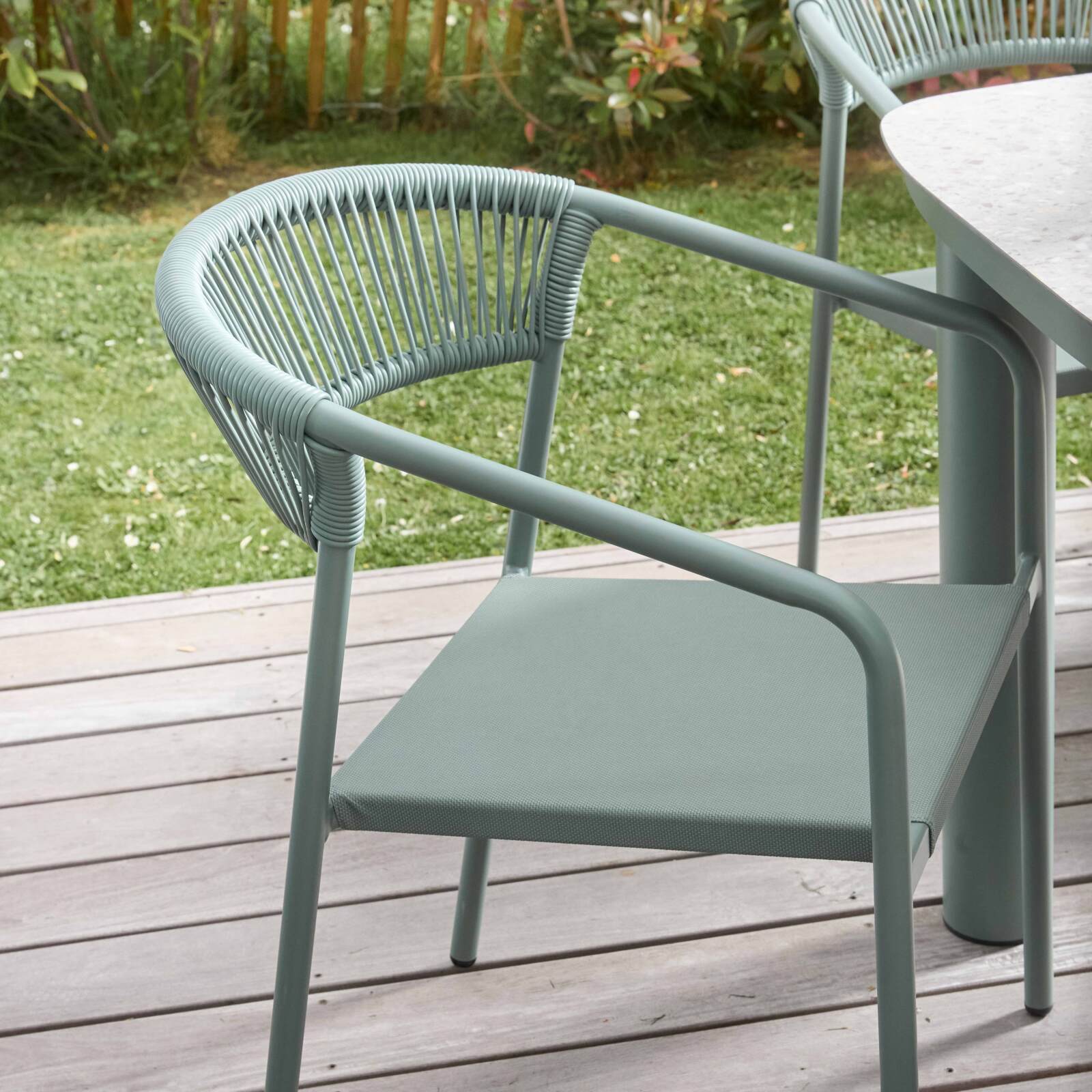 Silla de jardín de aluminio y ratán sintético con reposabrazos