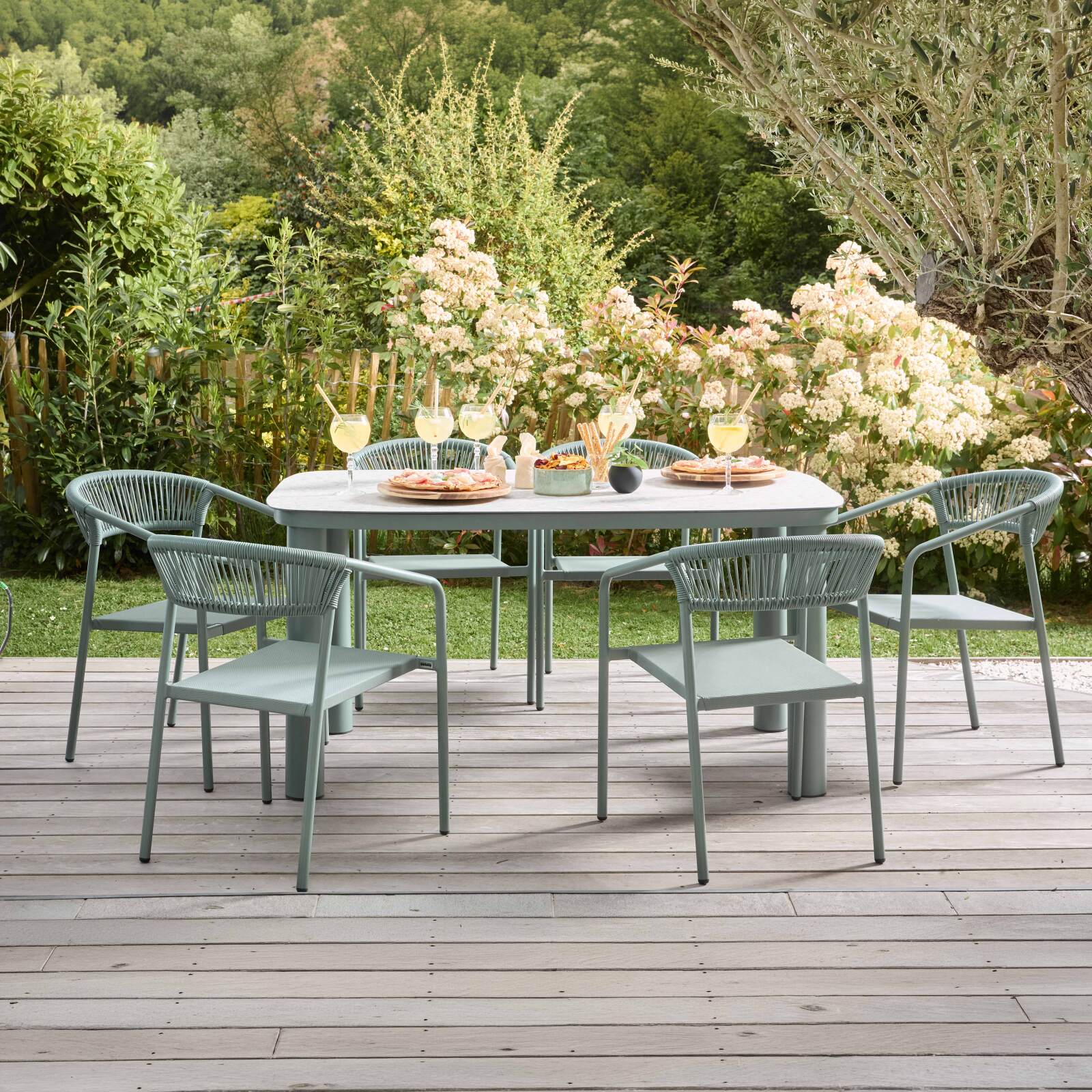 Silla de jardín de aluminio y ratán sintético con reposabrazos