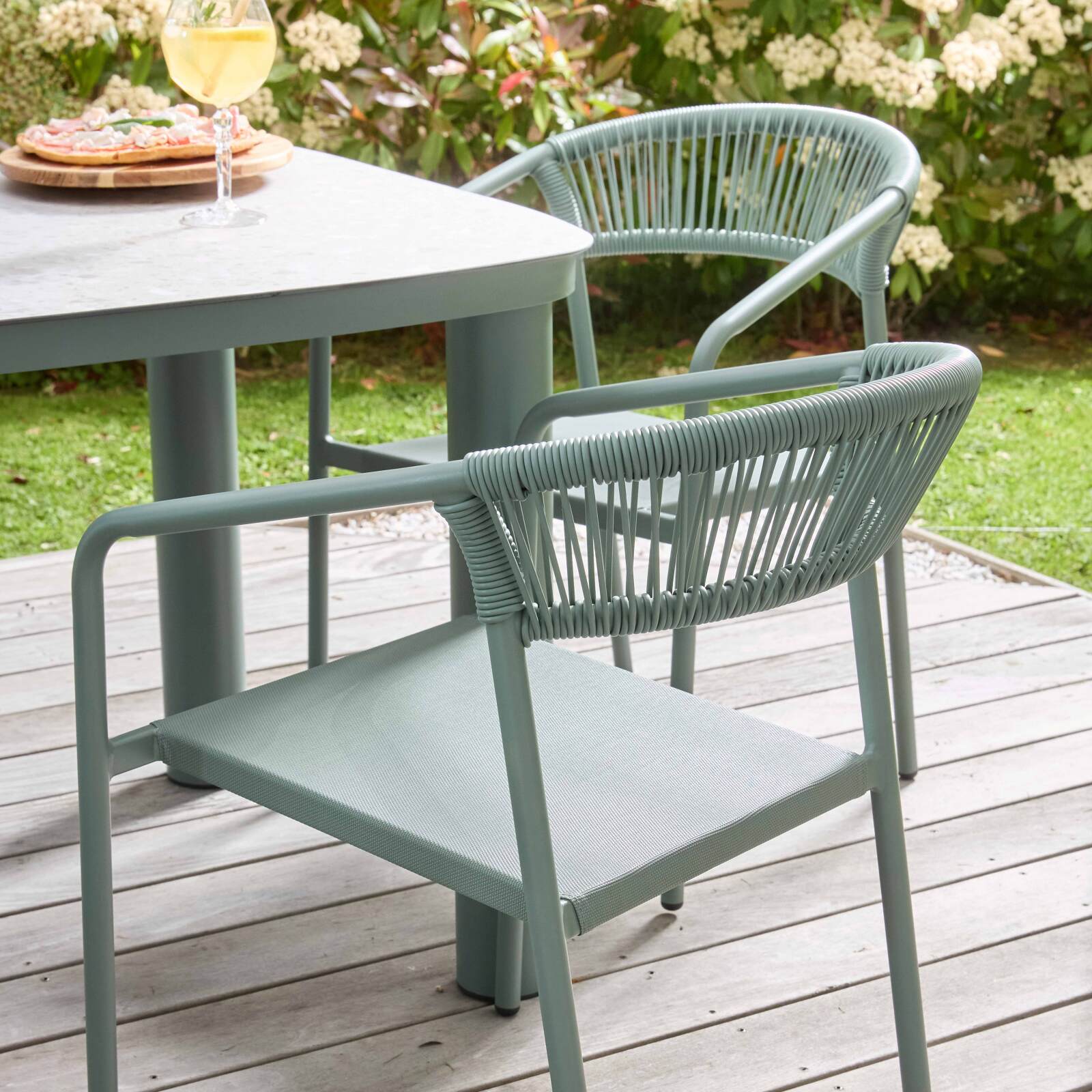 Silla de jardín de aluminio y ratán sintético con reposabrazos
