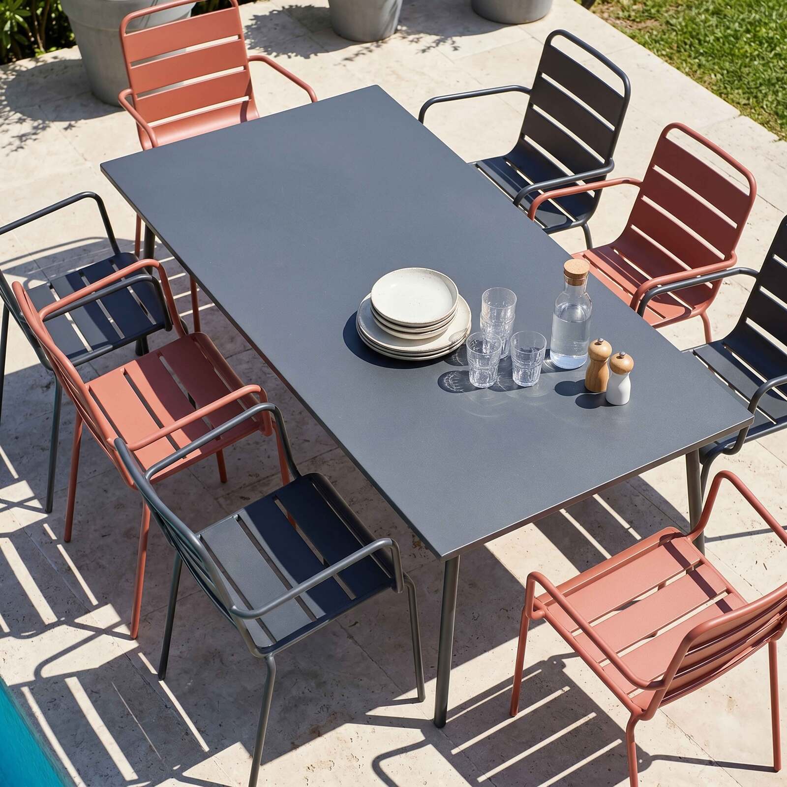 Mesa de jardín de metal de 180x90 cm y 8 sillas desparejadas con reposabrazos