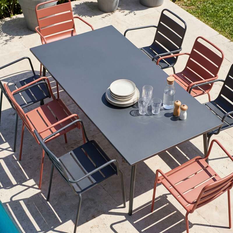 Mesa de jardín de metal de 180x90 cm y 8 sillas desparejadas con reposabrazos (2/7)
