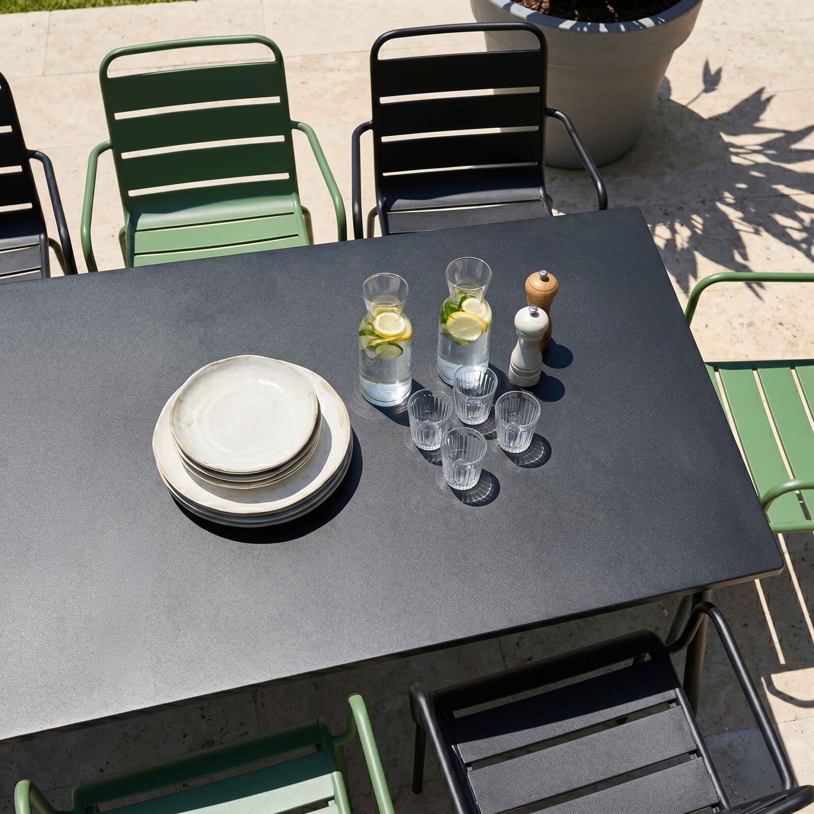 Mesa de jardín de metal de 180x90 cm y 8 sillas desparejadas con reposabrazos