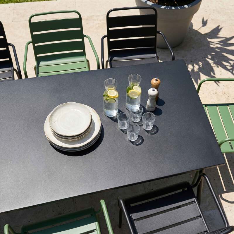 Mesa de jardín de metal de 180x90 cm y 8 sillas desparejadas con reposabrazos (2/7)