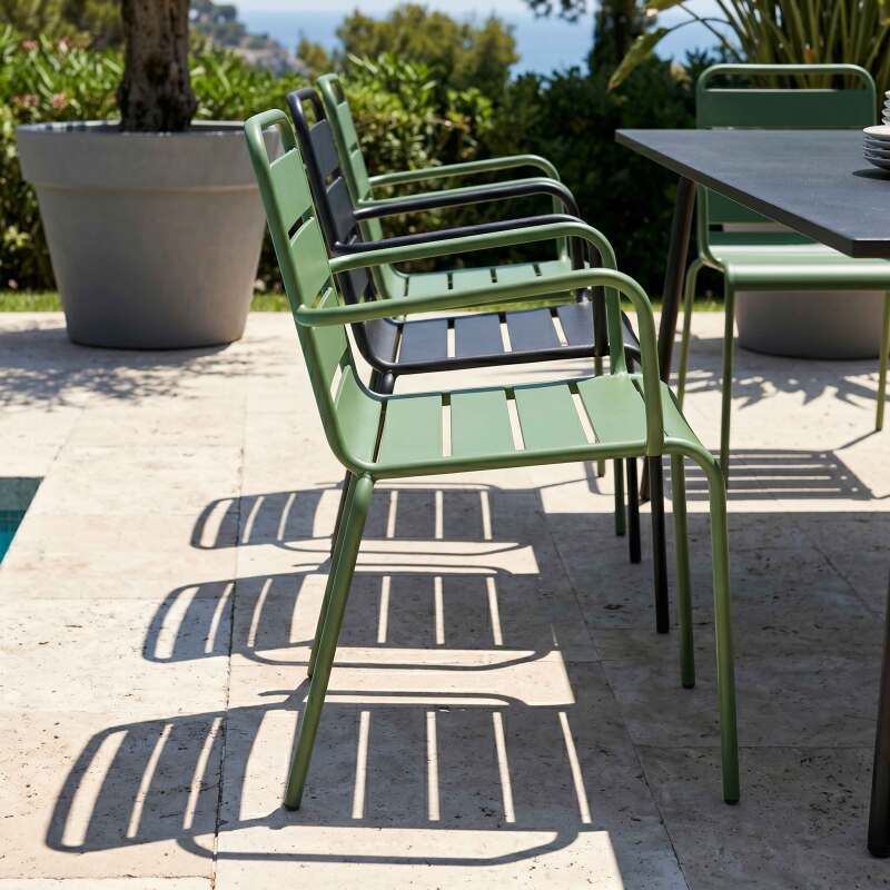Mesa de jardín de metal de 180x90 cm y 8 sillas desparejadas con reposabrazos (3/7)