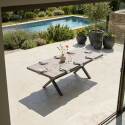 Mesa de jardín extensible de aluminio y cerámica efecto madera 200/260x100 cm y 10 sillas de textilene