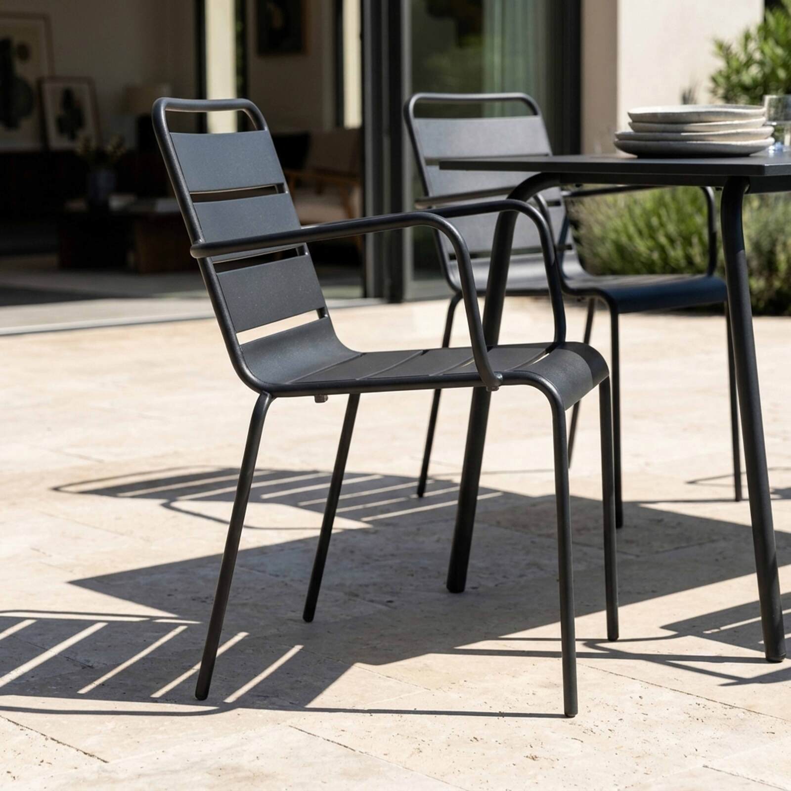 Mesa de jardín de metal 120x70 cm y 4 sillas con reposabrazos