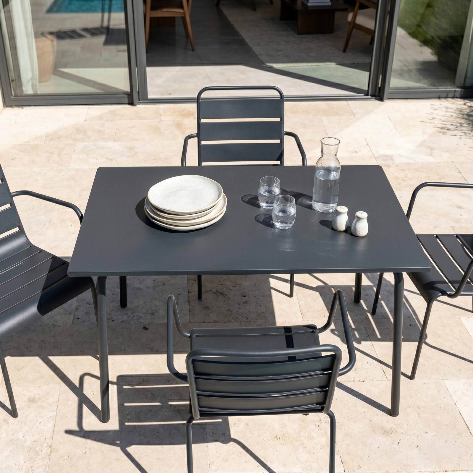 Mesa de jardín de metal 120x70 cm y 4 sillas con reposabrazos
