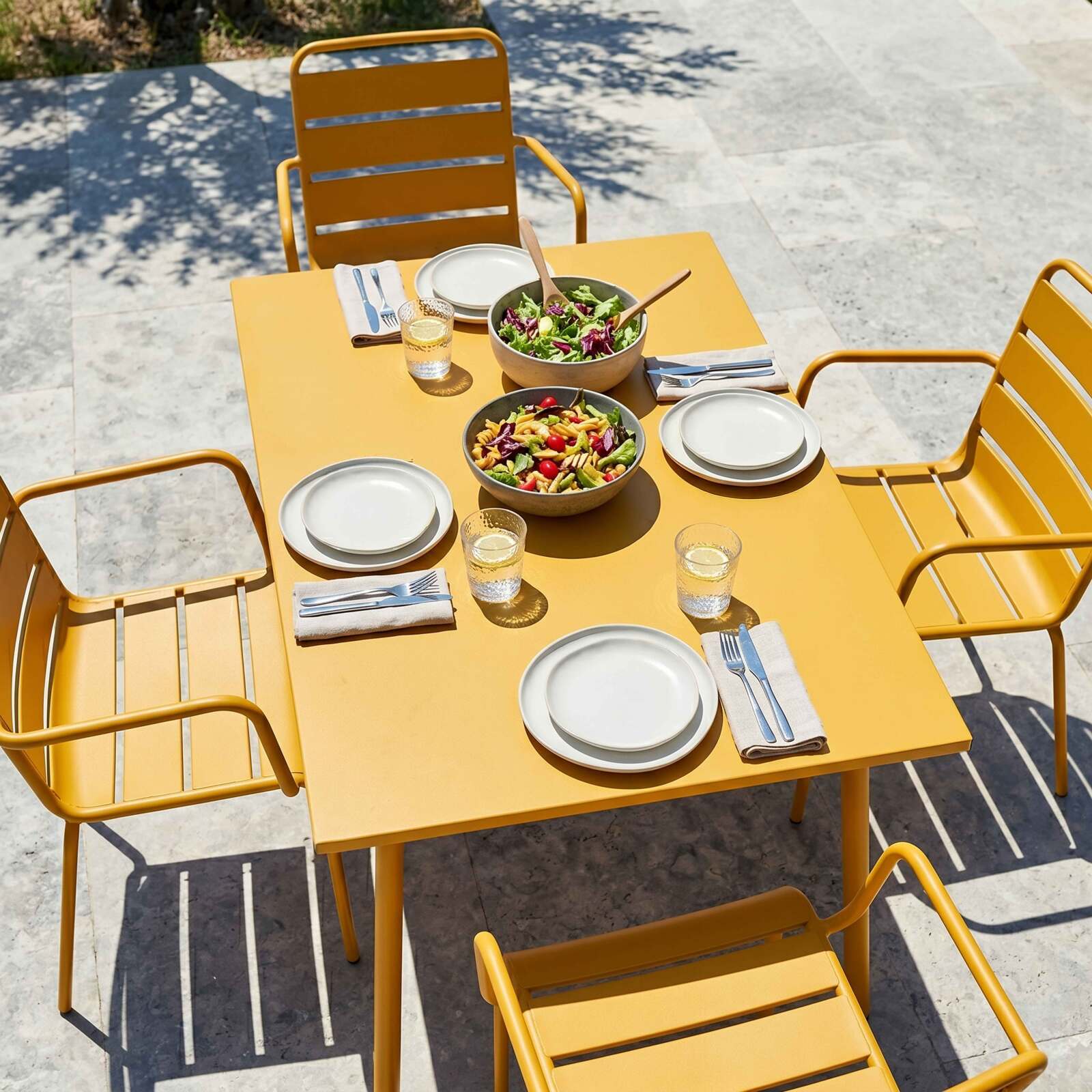 Mesa de jardín de metal 120x70 cm y 4 sillas con reposabrazos