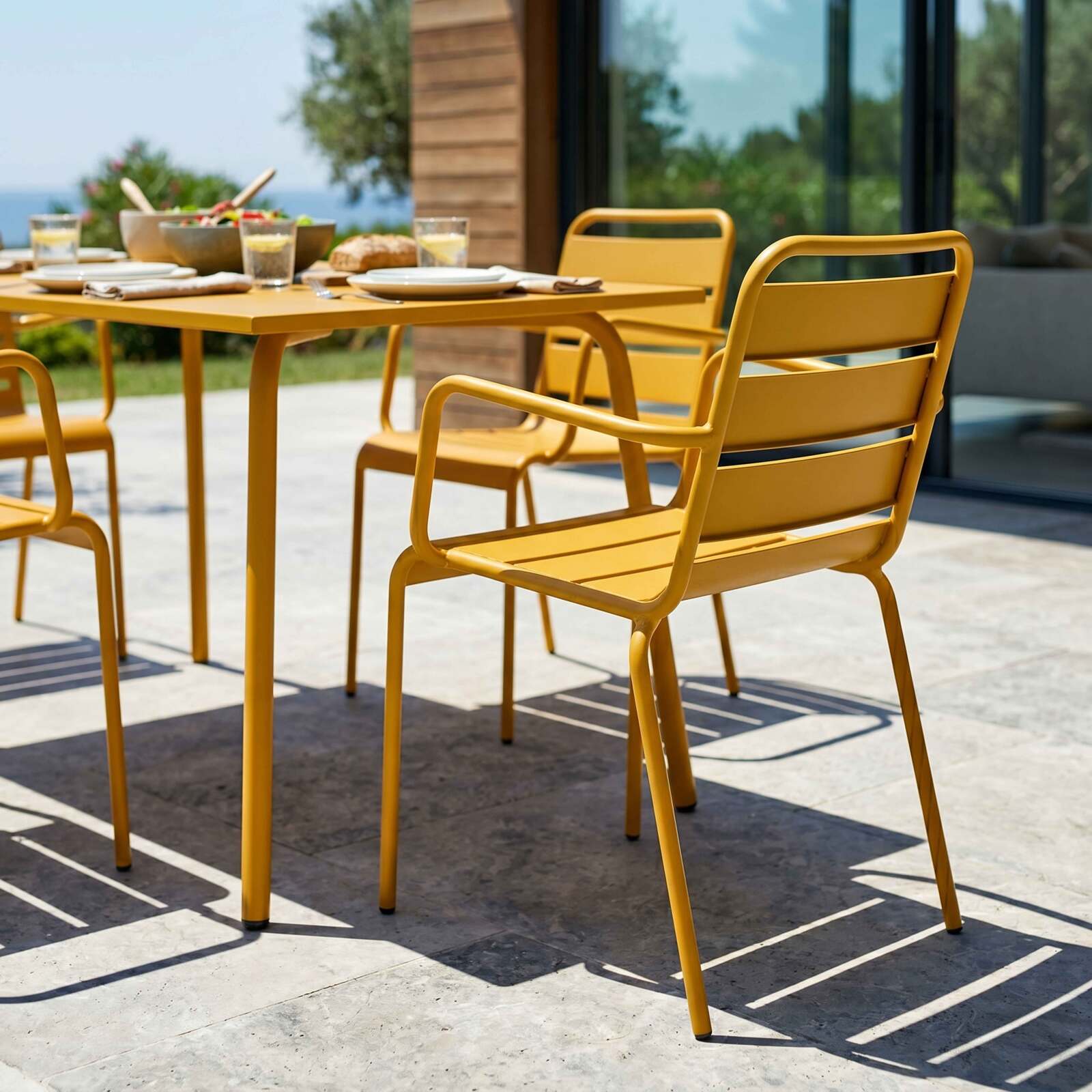 Mesa de jardín de metal 120x70 cm y 4 sillas con reposabrazos