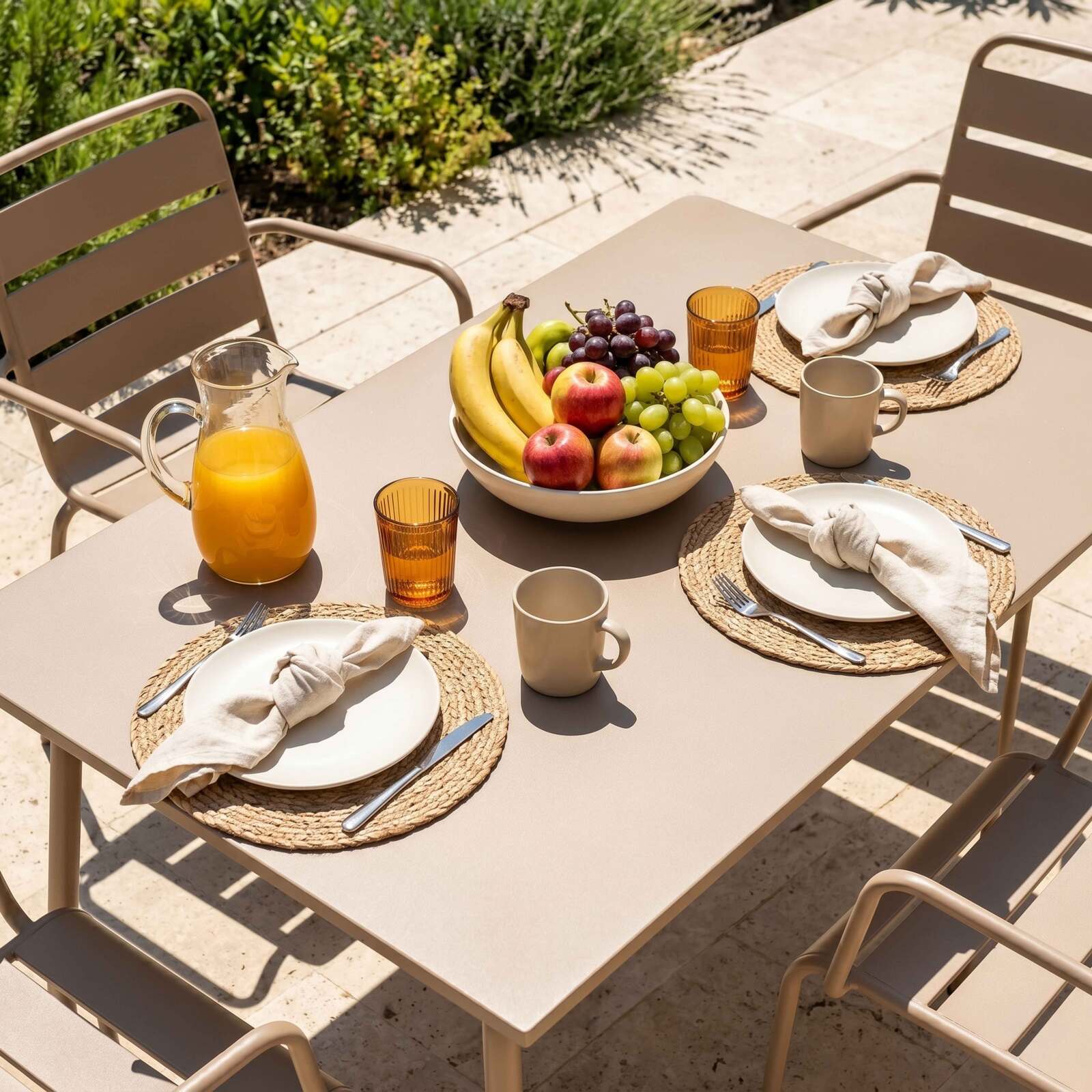 Mesa de jardín de metal 120x70 cm y 4 sillas con reposabrazos