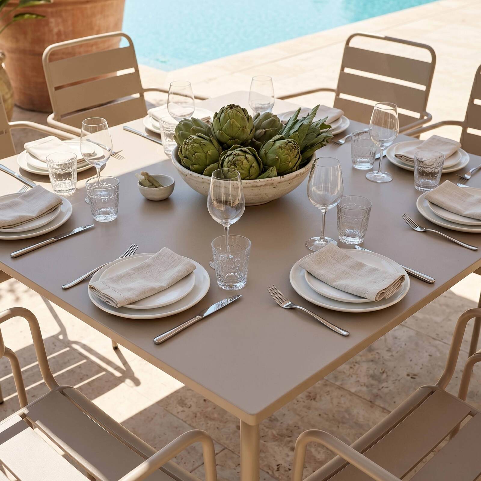 Mesa de jardín cuadrada de metal 120x120 cm y 8 sillas con reposabrazos