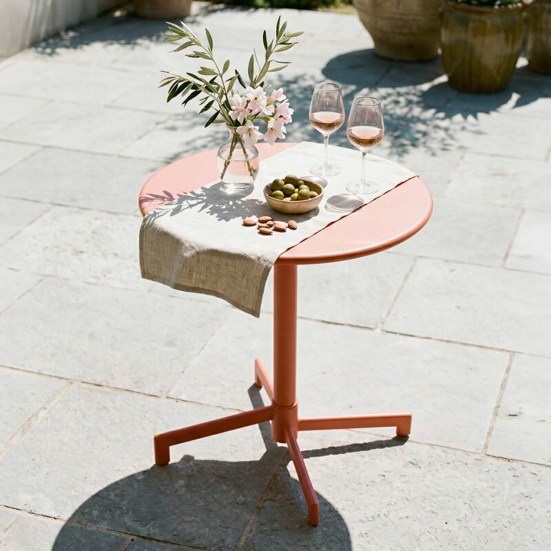 Mesa de jardín bistro redonda inclinable de metal con pie emprotado 70x70 cm y 2 sillas con reposabrazos (2/11)