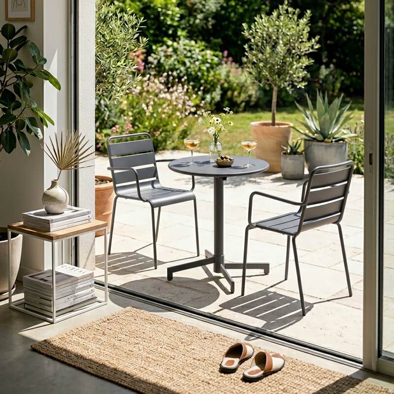 Mesa de jardín bistro redonda inclinable de metal con pie emprotado 70x70 cm y 2 sillas con reposabrazos