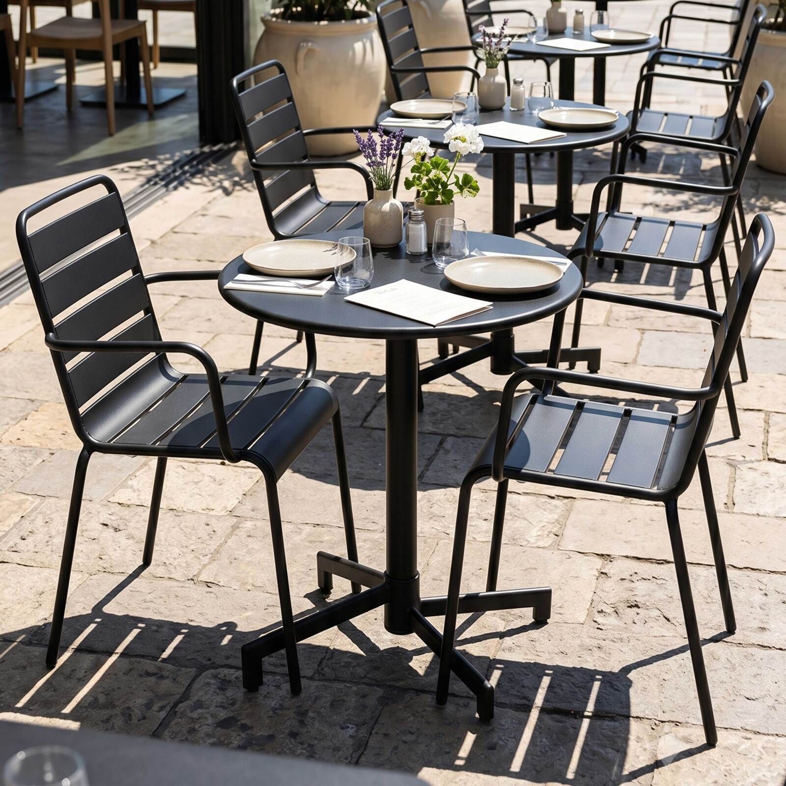Mesa de jardín bistro redonda inclinable de metal con pie emprotado 70x70 cm y 2 sillas con reposabrazos