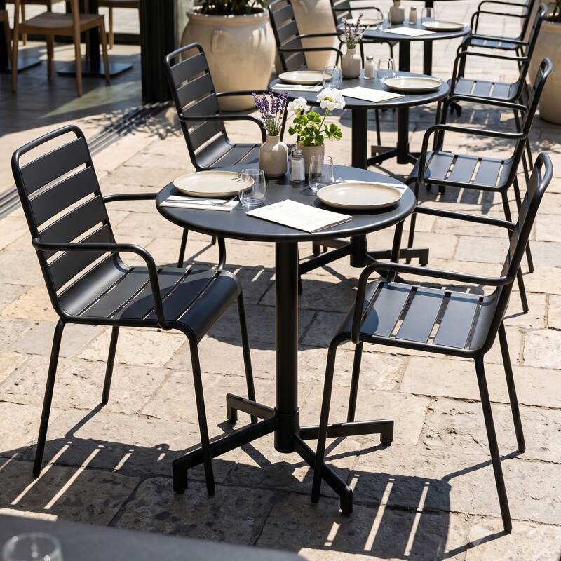 Mesa de jardín bistro redonda inclinable de metal con pie emprotado 70x70 cm y 2 sillas con reposabrazos (7/11)