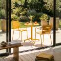 Mesa de jardín bistro redonda inclinable de metal con pie emprotado 70x70 cm y 2 sillas con reposabrazos