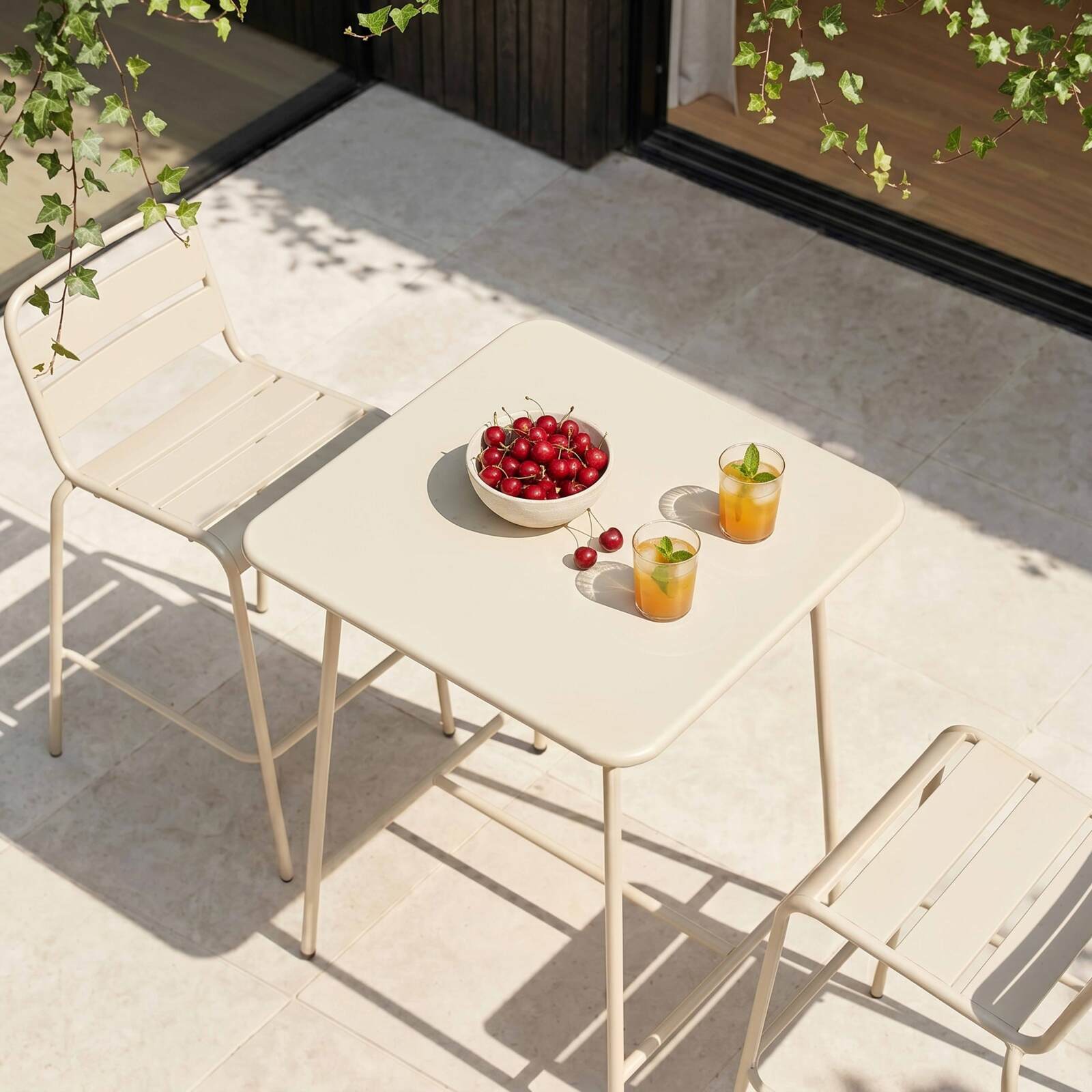 Mesa alta de jardín bistro cuadrada de metal 70x70 cm y 2 sillas altas