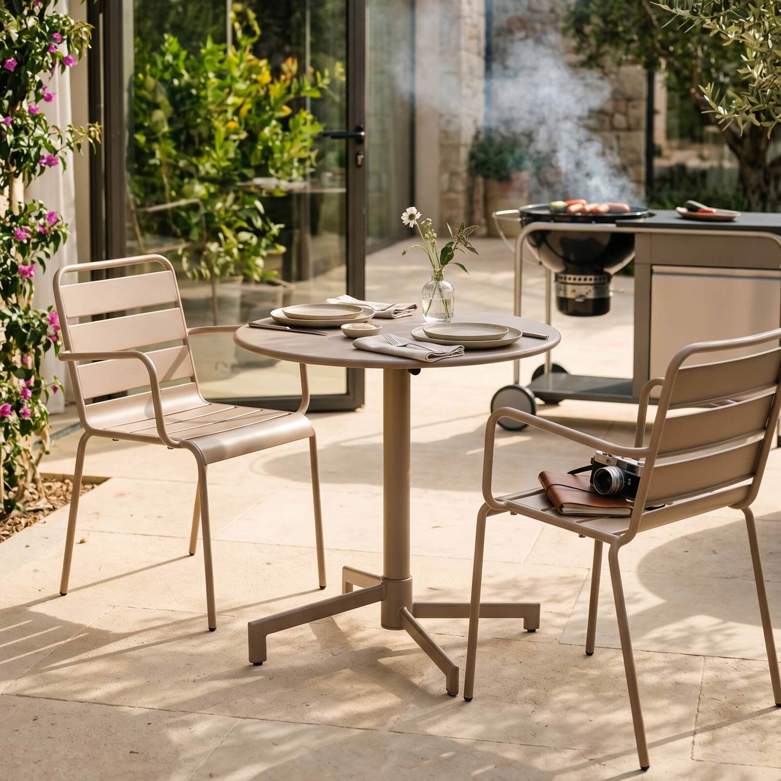 Mesa de jardín bistro redonda inclinable de metal con pie emprotado 70x70 cm y 2 sillas con reposabrazos