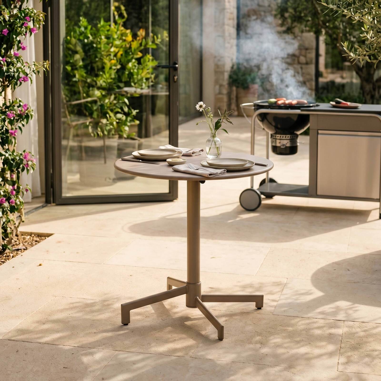 Mesa de jardín bistro redonda inclinable de metal con pie emprotado 70x70 cm y 2 sillas con reposabrazos