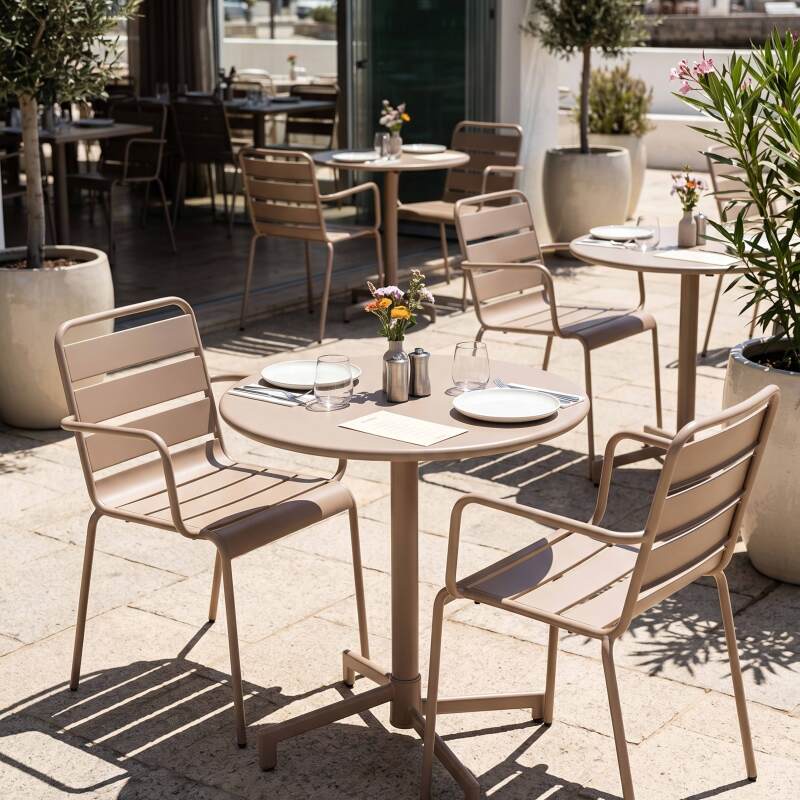 Mesa de jardín bistro redonda inclinable de metal con pie emprotado 70x70 cm y 2 sillas con reposabrazos (7/11)