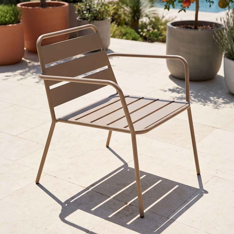Sillón de jardín bajo de metal