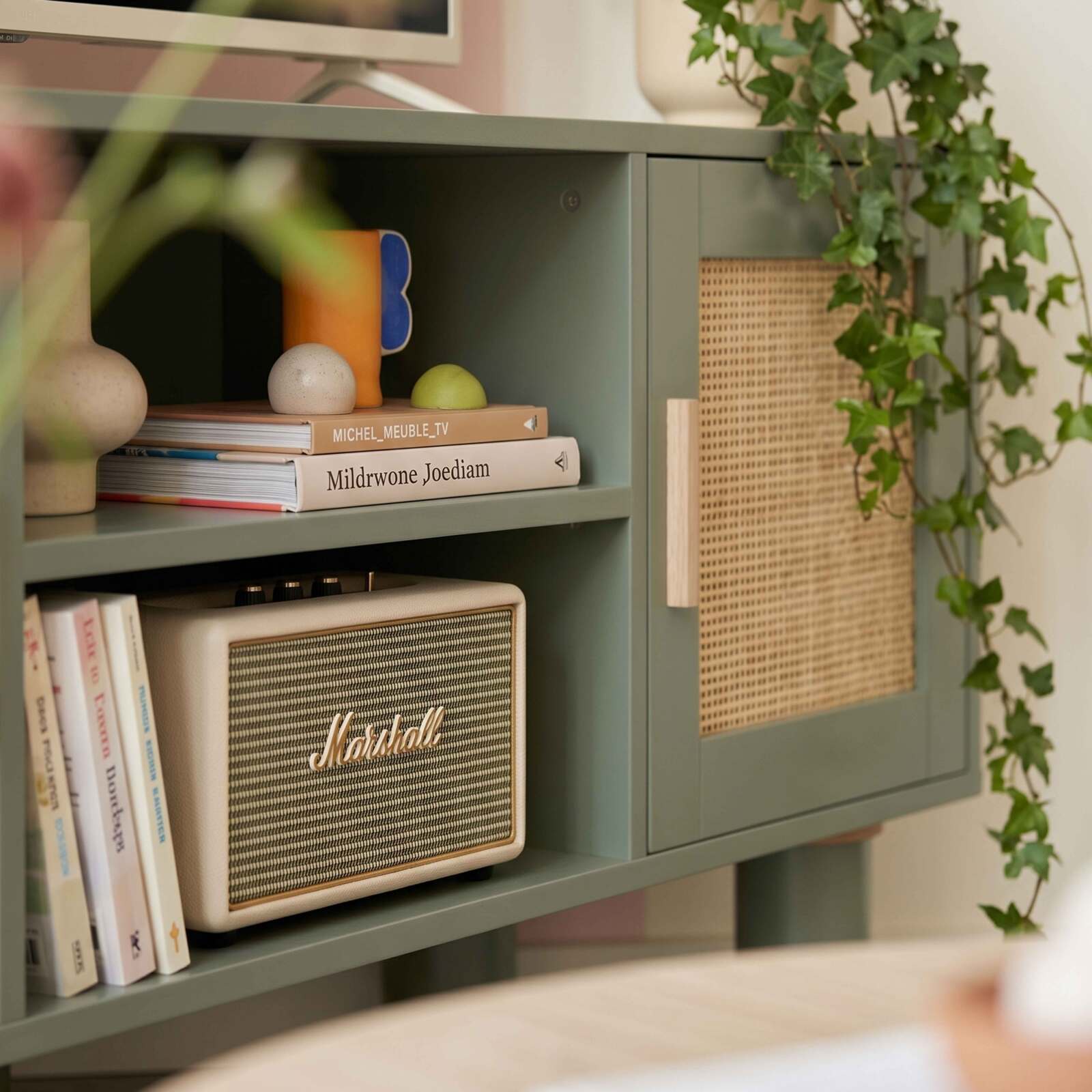 Mueble TV esquinero efecto rejilla de ratán sintético de 120 cm estilo boho