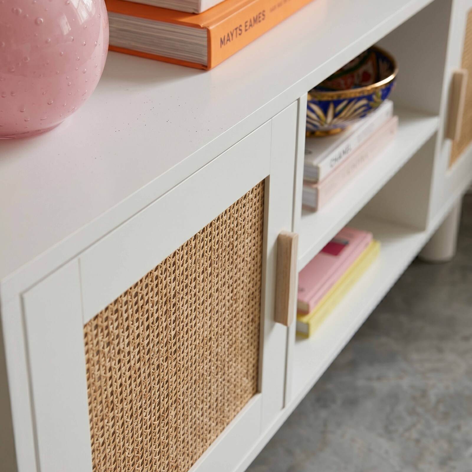 Mueble TV esquinero efecto rejilla de ratán sintético de 120 cm estilo boho