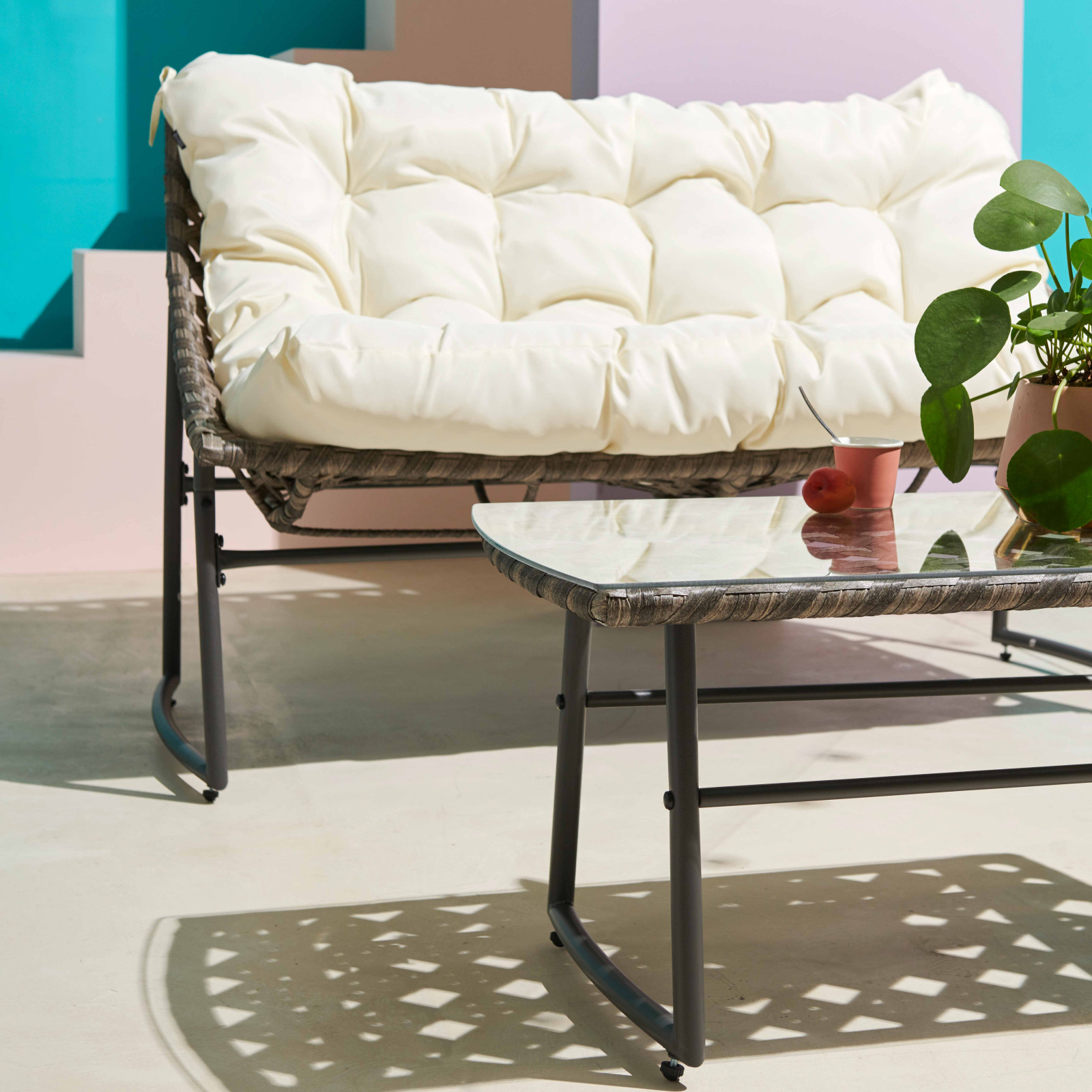 Muebles de jardín de resina y metal con grandes cojines