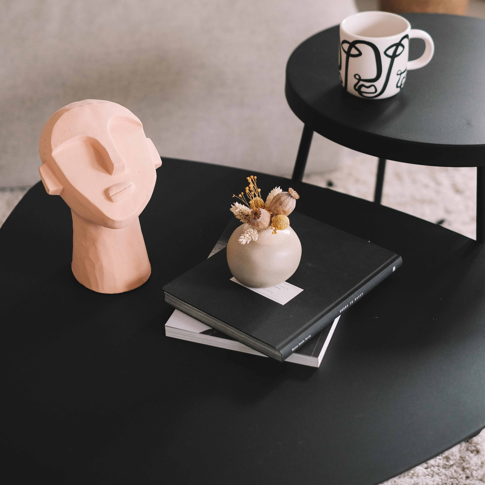 Mesa de centro triangular de metal