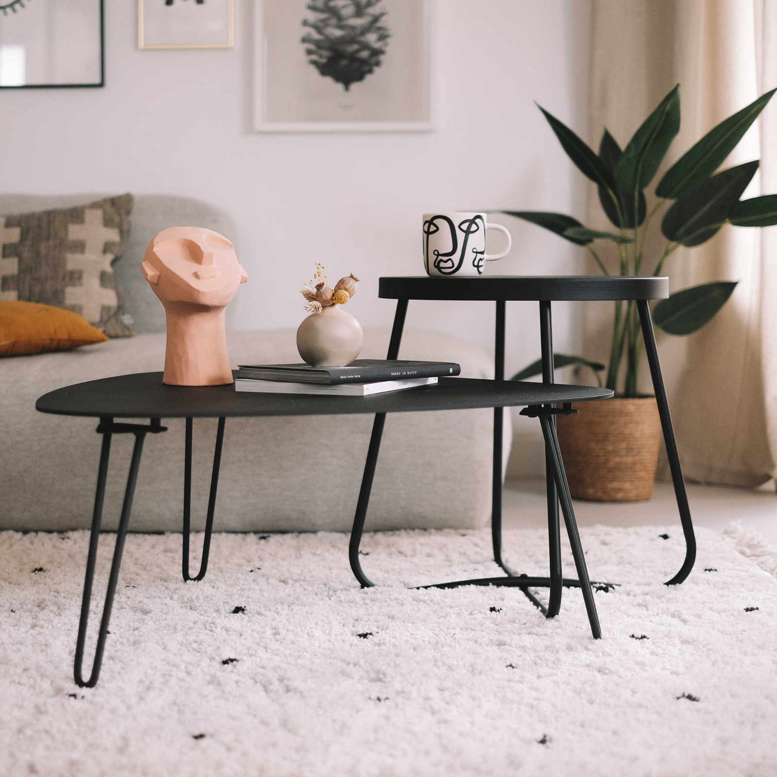 Mesa de centro triangular de metal