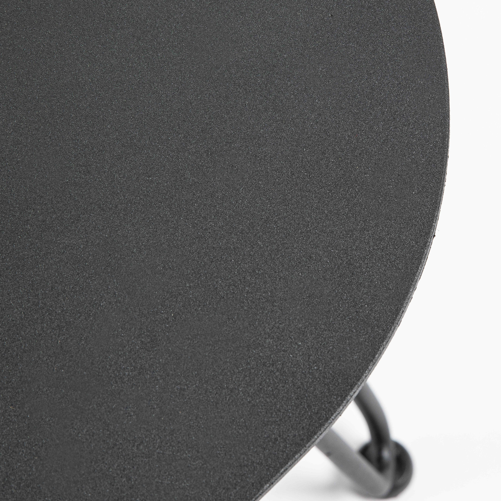 Mesa de centro triangular de metal