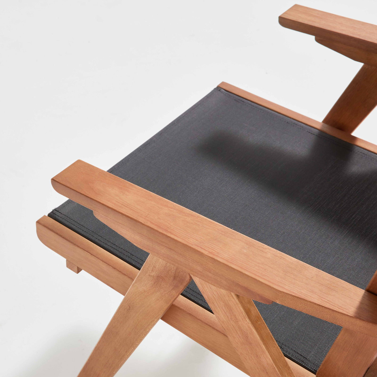 Sillón reclinable de madera de eucalipto con reposapiés