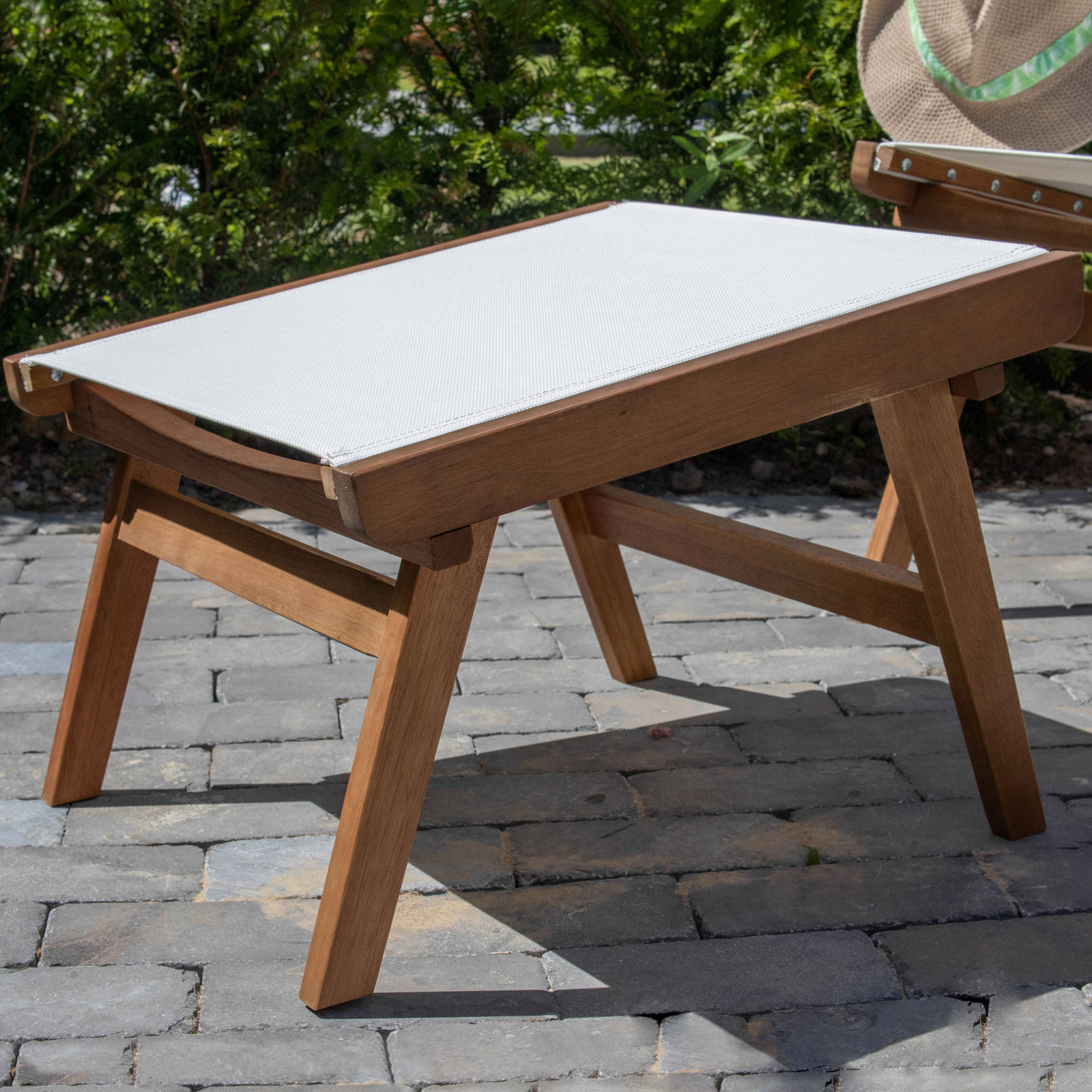 Sillón reclinable de madera de eucalipto con reposapiés