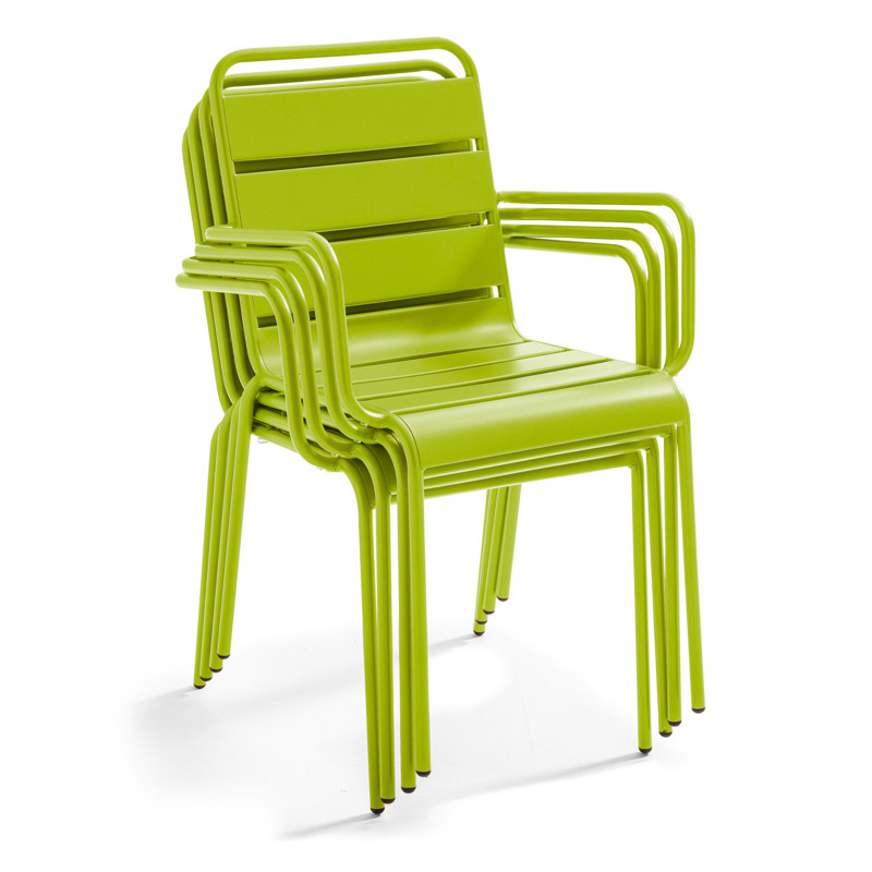 Silla de metal con reposabrazos
