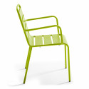 Silla de metal con reposabrazos