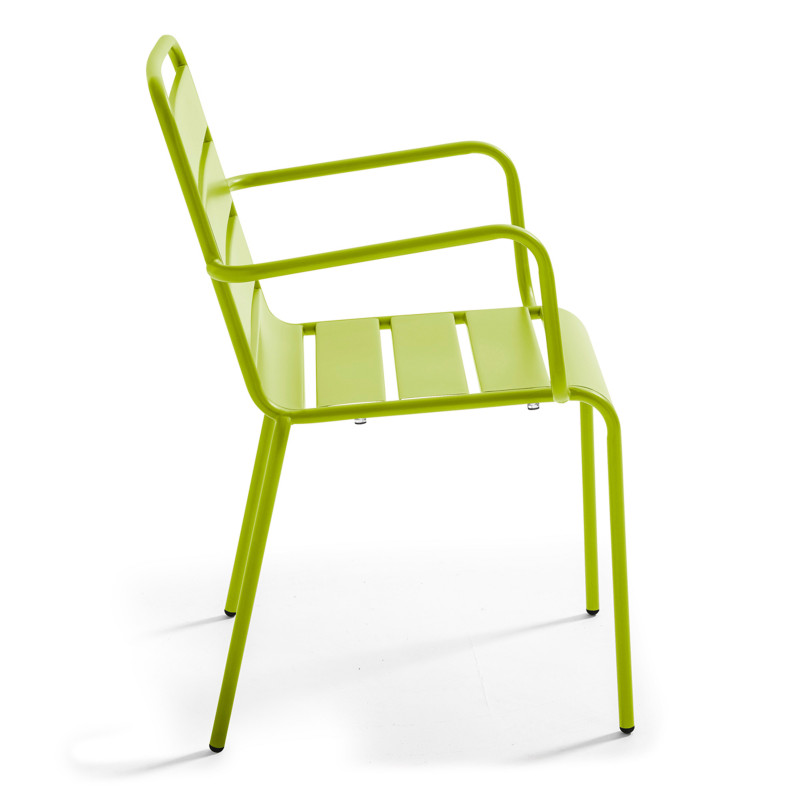 Silla de metal con reposabrazos