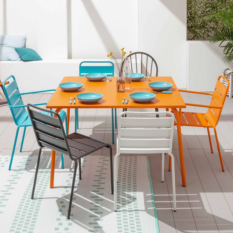 Silla de metal con reposabrazos
