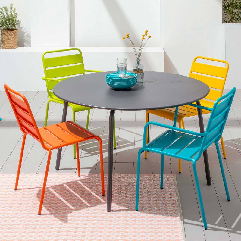Silla de metal con reposabrazos