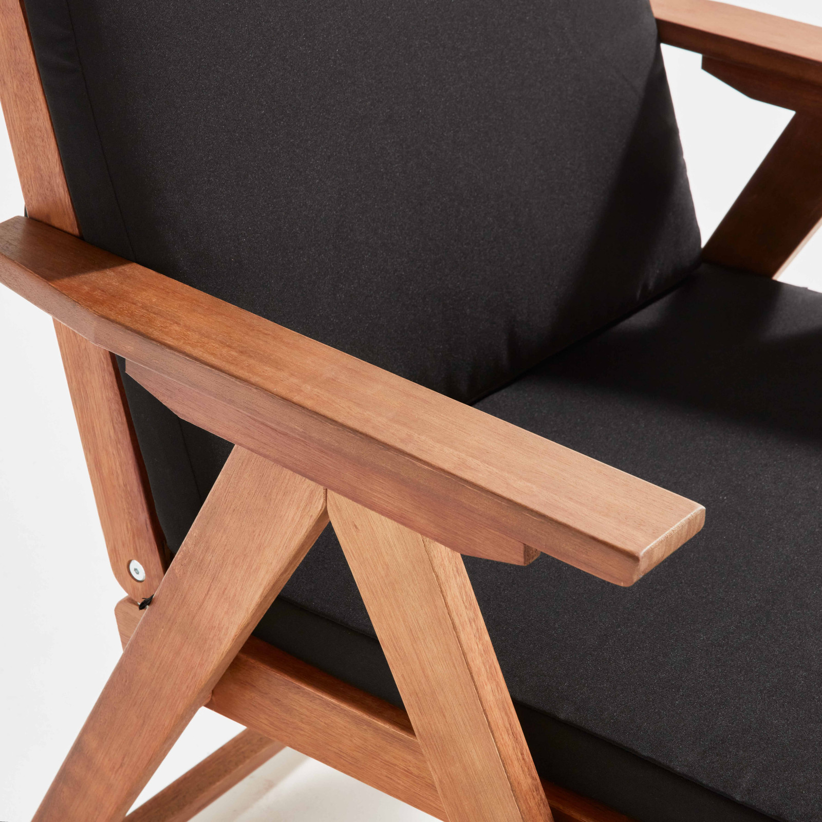 Lote de 2 sillones de madera con cojines negros