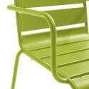 Silla de metal con reposabrazos