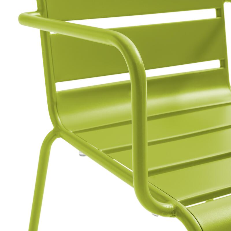 Silla de metal con reposabrazos