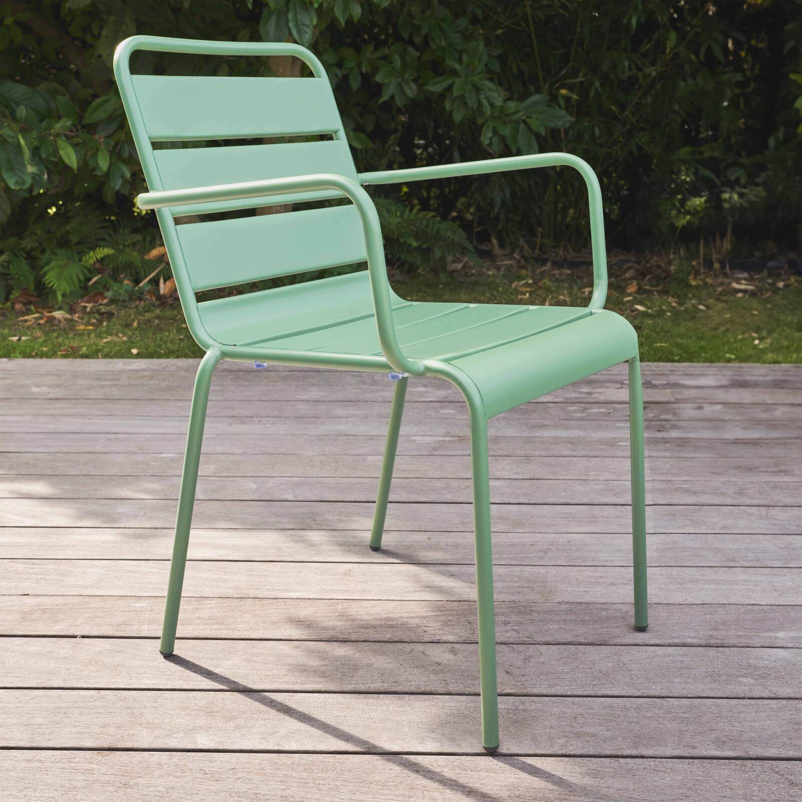 Silla  de metal con reposabrazos