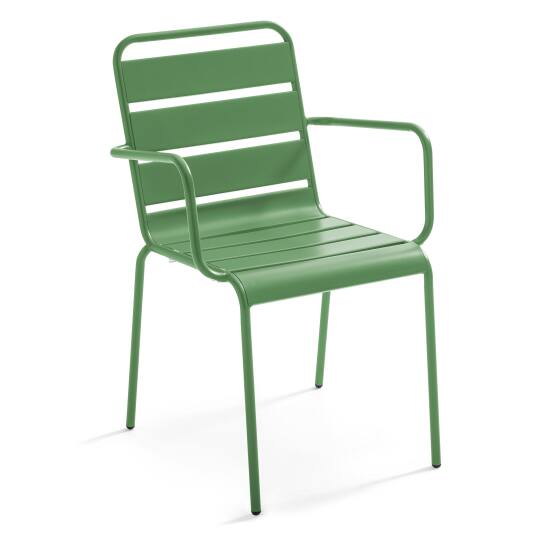 Silla de metal con reposabrazos