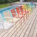 Silla de metal con reposabrazos